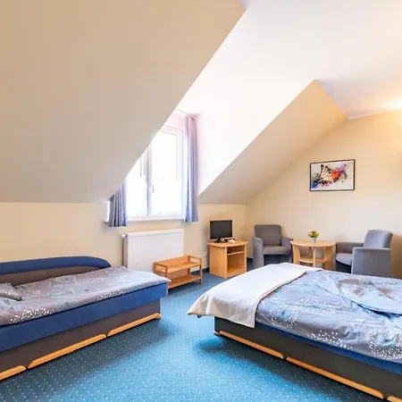 招待所 Pod Platanem 罗威